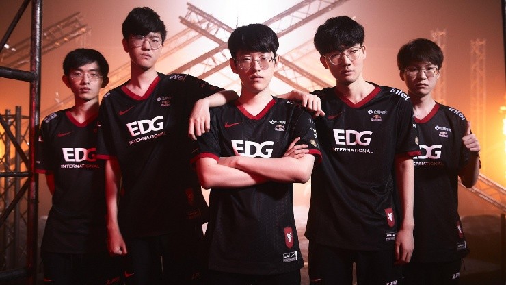 EDG vence 3-2 a Gen.G y es finalista de Worlds 2021