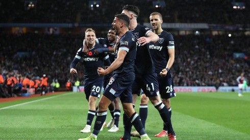 Jogadores do West Ham comemoram gol contra o Aston Villa (Foto: Getty Images)