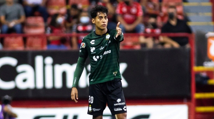 Un codazo golpe innecesario del delantero de Santos. (Imago 7)