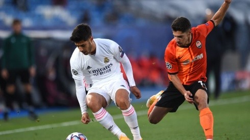 Marco Asensio of Real Madrid (left) fights for ball possession against Manor Solomon of Shakhtar Donetsk