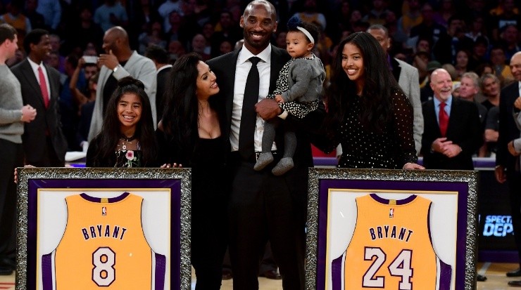 Kobe Bryant en la ceremonia de retiro de sus camisetas con su familia. (Harry How/Getty Images)