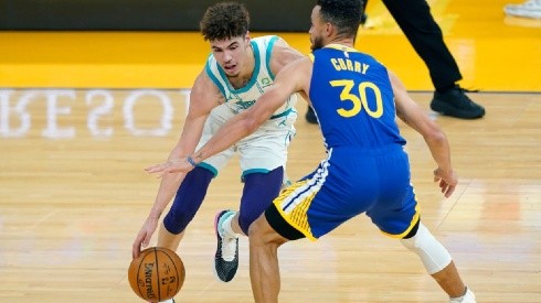 LaMelo Ball of Charlotte Hornets (left) tries to past Steph Curry of Golden State Warriors