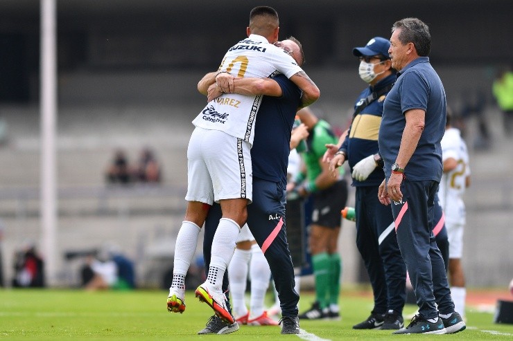 Favio Álvarez festejó su único gol de torneo con Andrés Lillini (Imago 7)