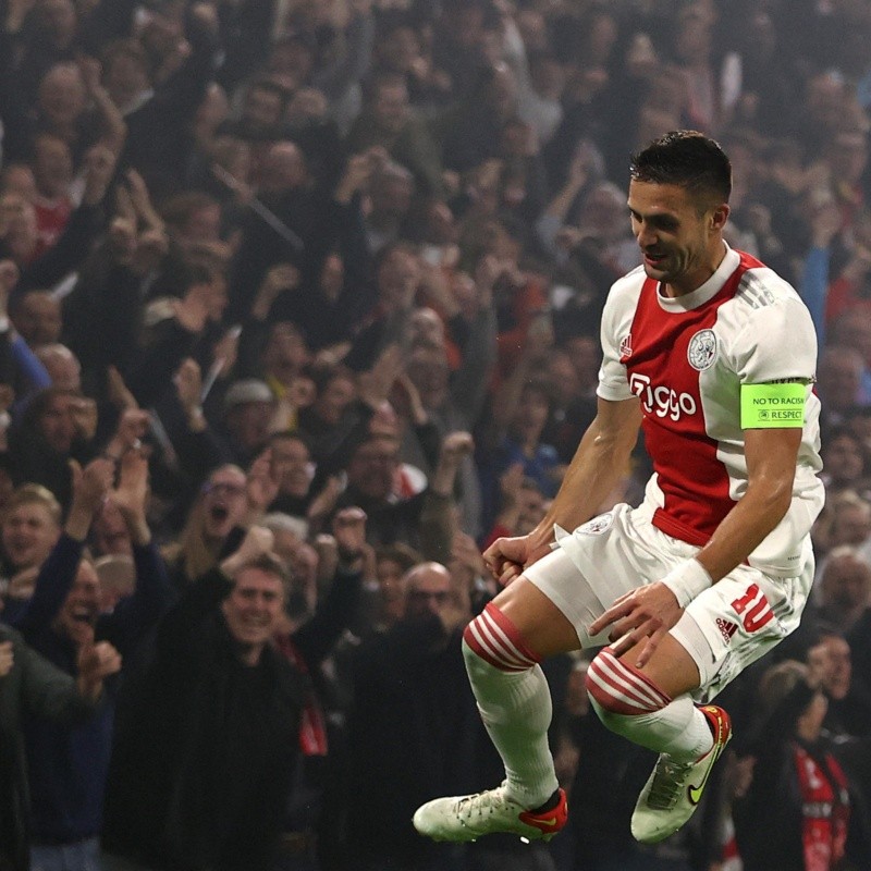 Video | Tadic metió un gol para Ajax y se golpeó los testículos contra el palo