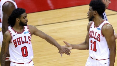 Coby White y Thaddeus Young.