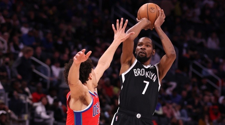 Cade Cunningham marcando a Kevin Durant. (Gregory Shamus/Getty Images)