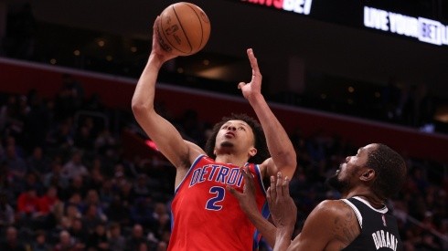 Kevin Durant marcando a Cade Cunningham.