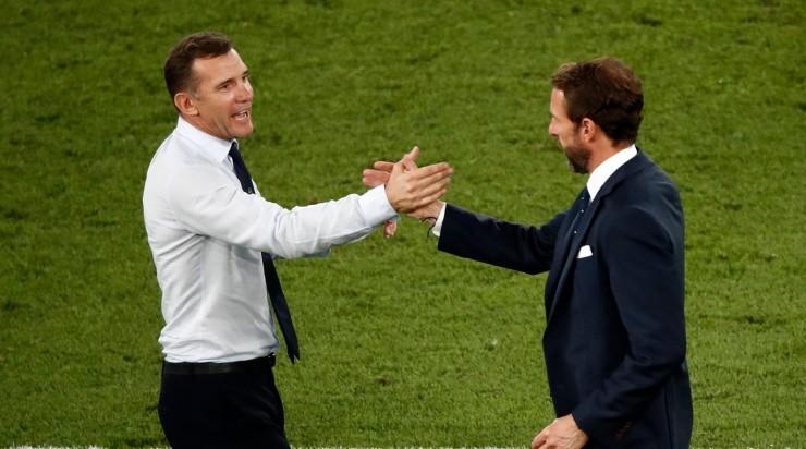 Shevchenko se saluda con Southgate en la Eur0 2020. (Getty)