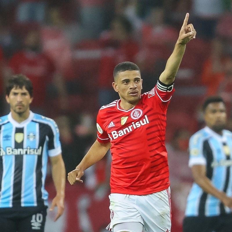 Taison revela que recebeu ligação de D'Alessandro antes do Gre-Nal e afirma: “Dedico esse gol a ele”