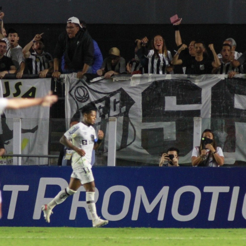 Santos vence o RB Bragantino por 2 a 0 e respira na luta contra o rebaixamento