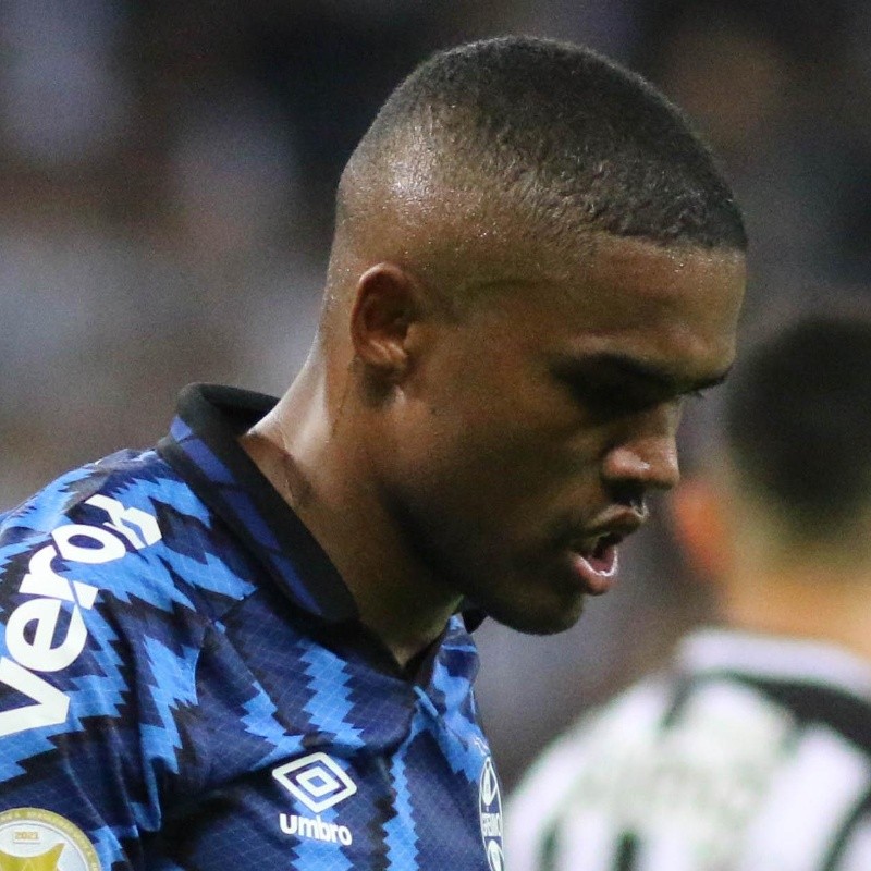 Douglas Costa revive drama e é afastado por lesão; tempo de desfalque preocupa