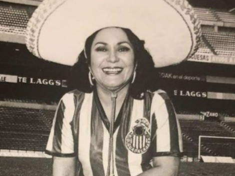Fallece Carmen Salinas, fan número uno de Chivas y madrina vitalicia del Rebaño