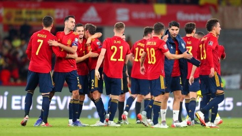 Jugadores de la selección española festejan la clasificación a Qatar 2022.
