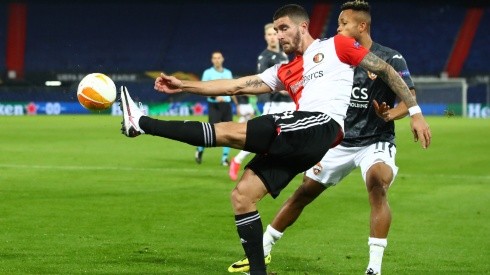Marcos Senesi en un encuentro con Feyenoord.
