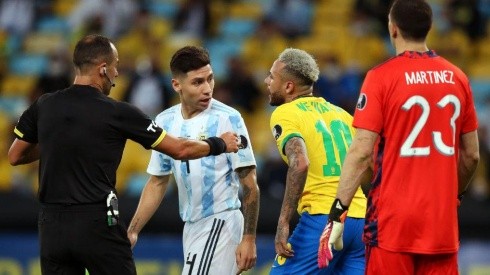 Alexandre Schneider/Getty Images. Brasil x Argentina em campo.