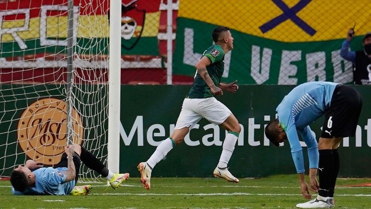 Festejo de gol de Bolivia ante Uruguay.