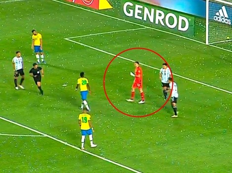 VIDEO | El gesto de Dibu Martínez a Vinicius cuando el brasileño le quiso picar la pelota