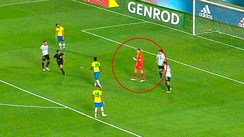 VIDEO | El gesto de Dibu Martínez a Vinicius cuando el brasileño le quiso picar la pelota