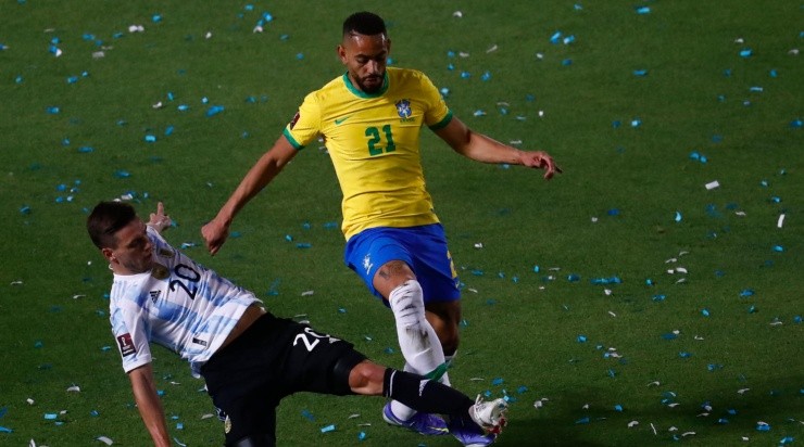 Brasileiros e argentinos disputam a bola dentro de campo (Foto: Getty Images)