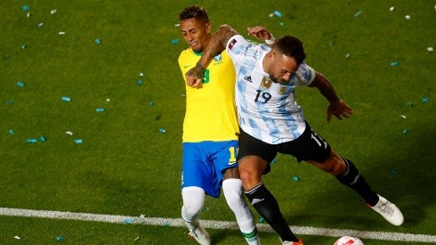 Otamendi não recebeu nem cartão amarelo pela disputa de bola com Raphinha (Foto: Getty Images)