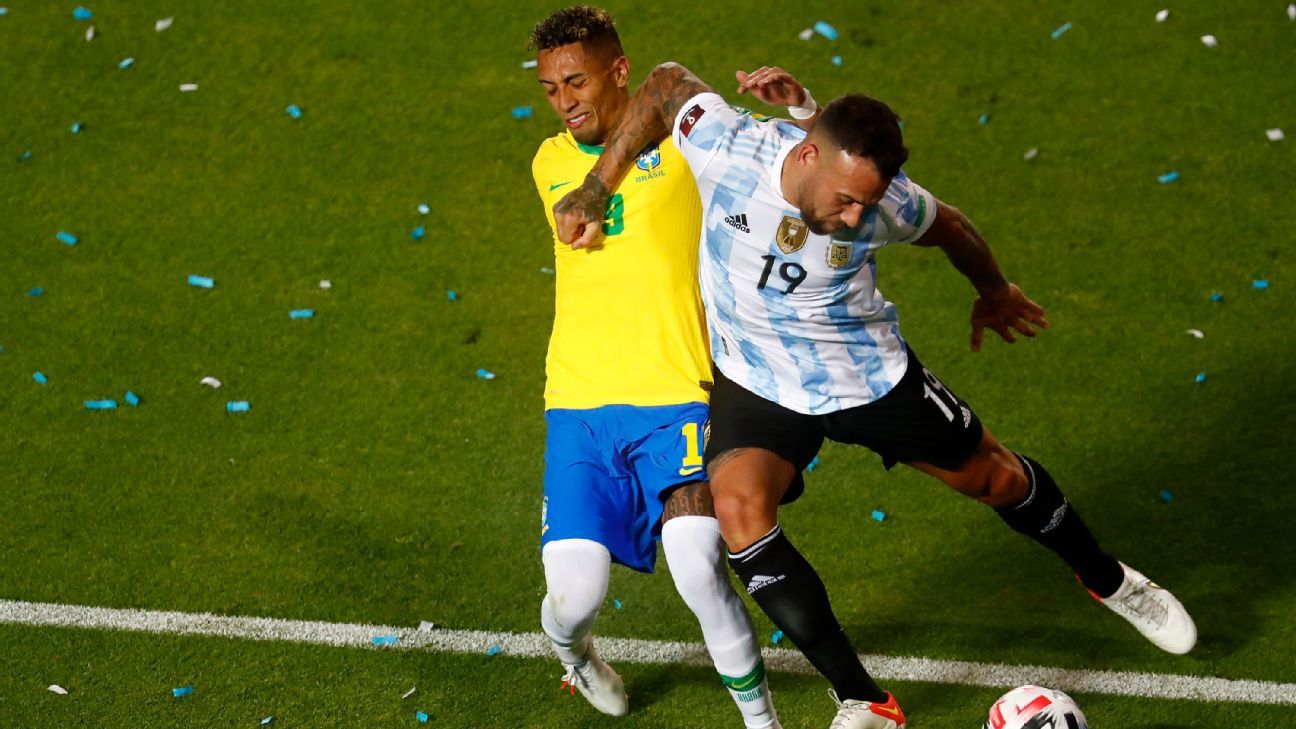 Raphinha tomou uma cotovelada e Otamendi não foi expulso no clássico entre Argentina e Brasil