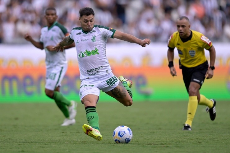 Pedro Vilela/Getty Images - Mauro Zárate em jogo do América no Brasileirão.