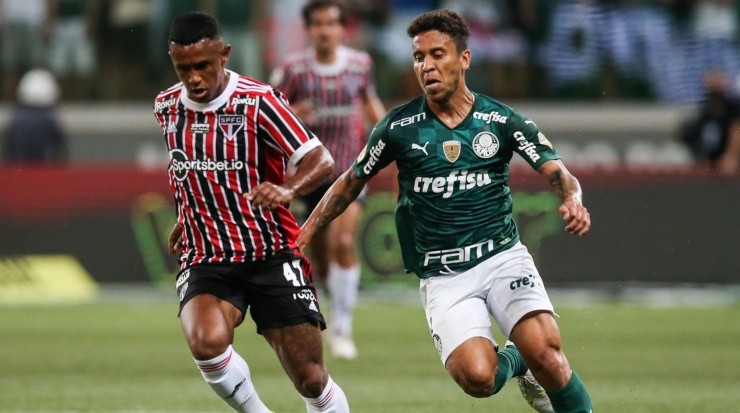 Jogadores disputam a bola dentro de campo (Foto: Getty Images)