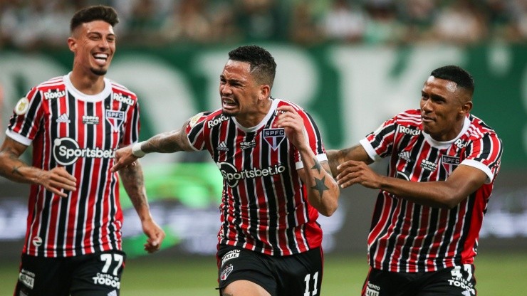 Luciano comemora com os companheiros o gol marcado contra o Palmeiras (Foto: Getty Images)