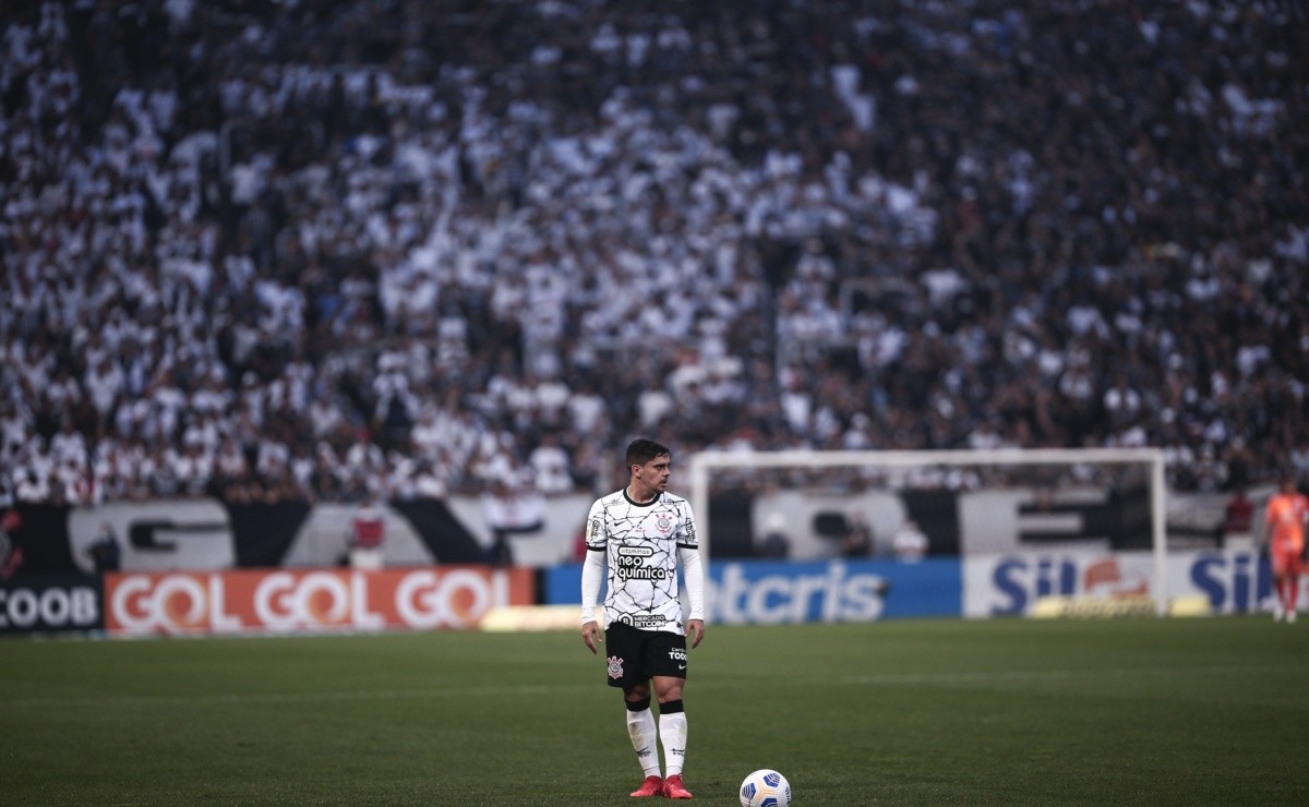 Fagner com a bola no jogo contra o São Paulo