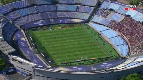 Há poucas horas do início da partida, menos da metade do Estádio Centenário estava ocupado