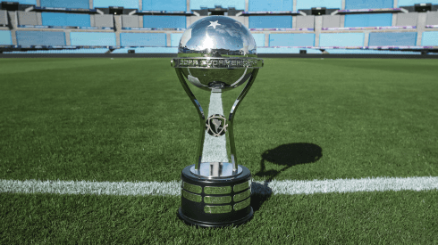 Trofeo de la Copa Sudamericana.