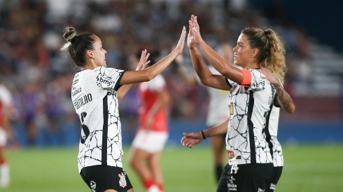 Portillo y Tamires celebrando el segundo gol de Corinthians.