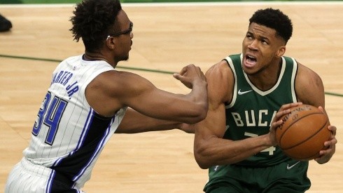 Wendell Carter Jr of Orlando Magic (left) triest to stop Giannis Antetokounmpo