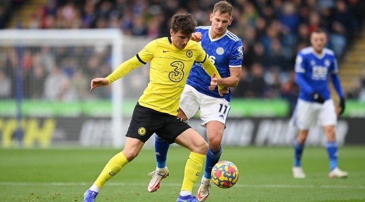 Mason Mount of Chelsea battles for possession with Marc Albrighton of Leicester City (Photo by Michael Regan/Getty Images)