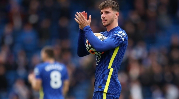 Mason Mount of Chelsea applauds the fans (Getty Images)