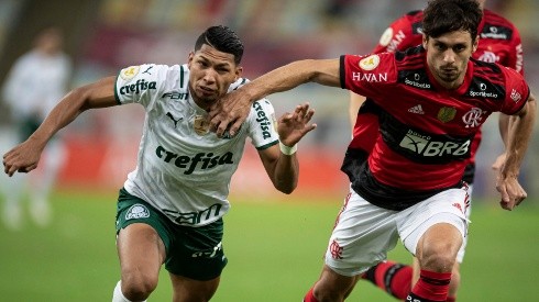 Rony e Rodrigo Caio disputam bola em jogo entre Flamengo e Palmeiras