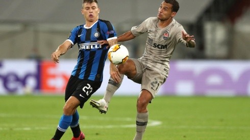 Nicolo Barella of Inter (left) tries to stop Alan Patrick of Shakhtar Donetsk