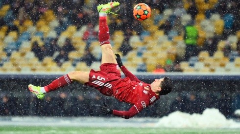 Robert Lewandowski se lució bajo la nieve de Kiev con un golazo de chilena ante el Dinamo.