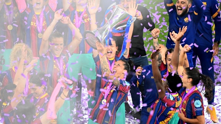 Jenni Hermoso con la Copa. Chelsea FC v FC Barcelona - UEFA Women