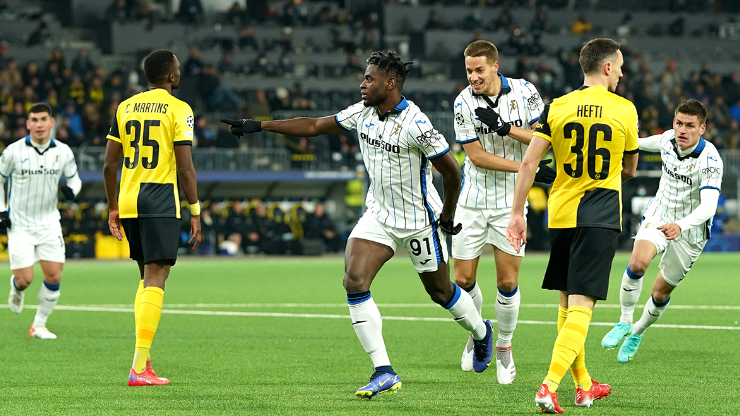 Duván Zapata en festejo con Atalanta.