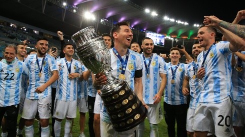 Lionel Messi con la Copa América obtenida en el Maracaná.