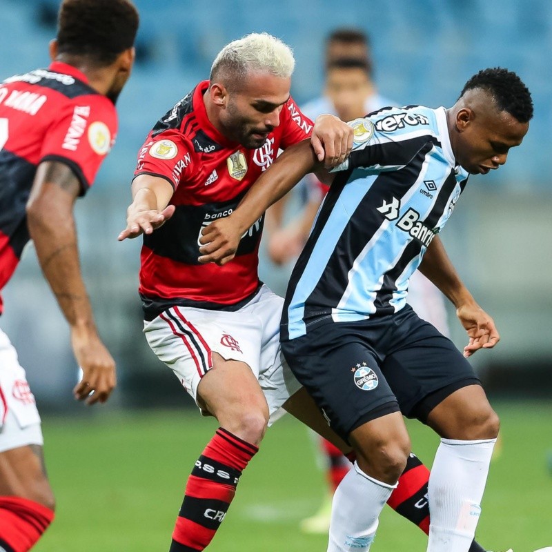 Flamengo abre 2 a 0, Grêmio reage com um a menos e empata pelo Brasileirão