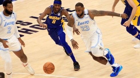 Justin Holiday of Indiana Pacers (left) tries to regain ball control against LeBron James of Lakers (Futbolsites)