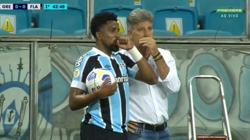 Foto: Reprodução TV Globo/Premiere | Renato Gaúcho conversa com Bruno Cortez durante empate entre Grêmio e Flamengo
