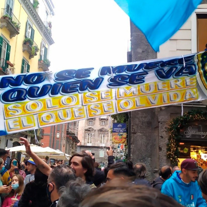 Locura en Nápoles: hinchas de Boca se organizaron para cantar por Maradona