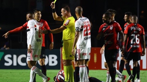Foto: Marcello Zambrana/AGIF - O lateral Reinaldo, do São Paulo, recebeu apenas amarelo após lance com Kayzer