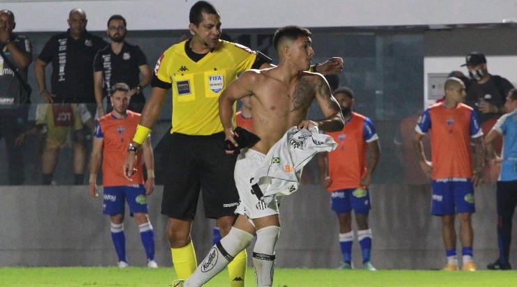 Marcos Leonardo tira a camisa na comemoração do gol do Santos (Foto: Fernanda Luz/AGIF)