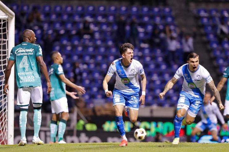 El gol de Pablo Parra para el 1-1 ante el defensa colombiano Andrés Mosquera.