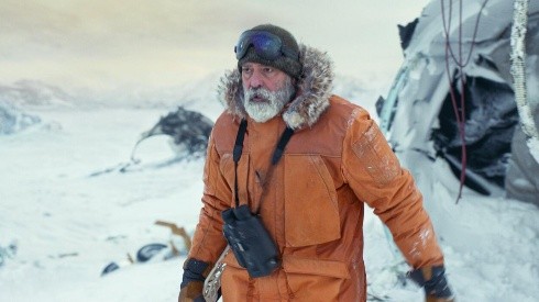 George Clooney em cena de O Céu da Meia Noite, da Netflix