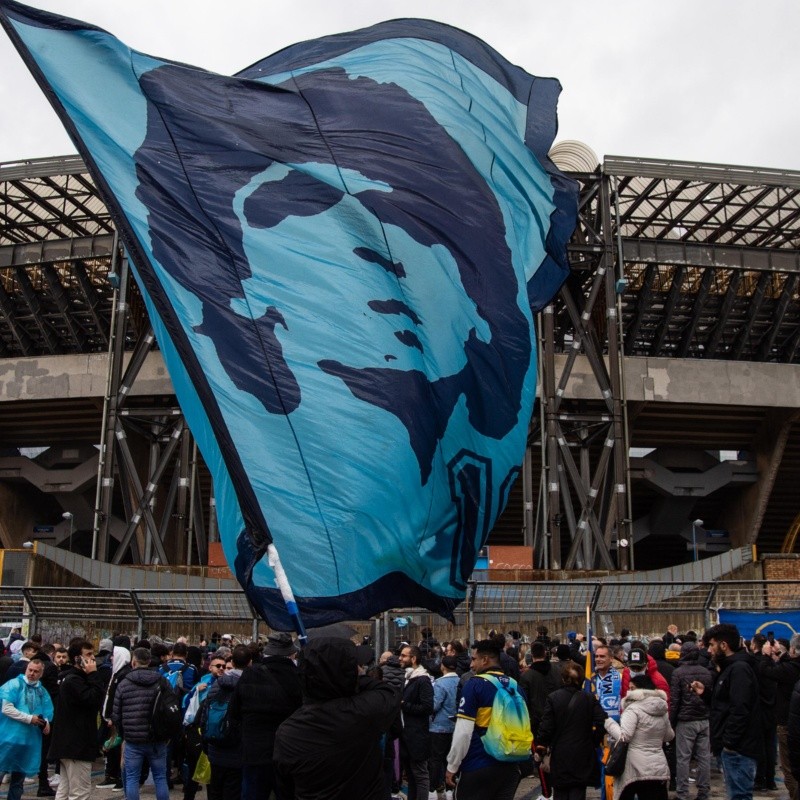 Napoli inauguró en su estadio una impactante estatua de tamaño real de Maradona